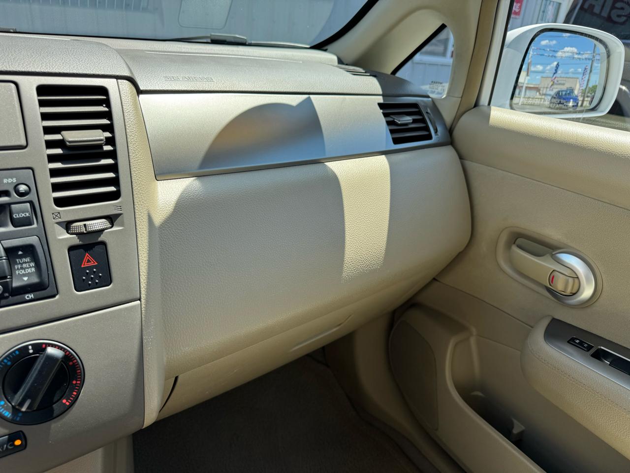 Nissan Versa 1.8 S Hatchback 2012