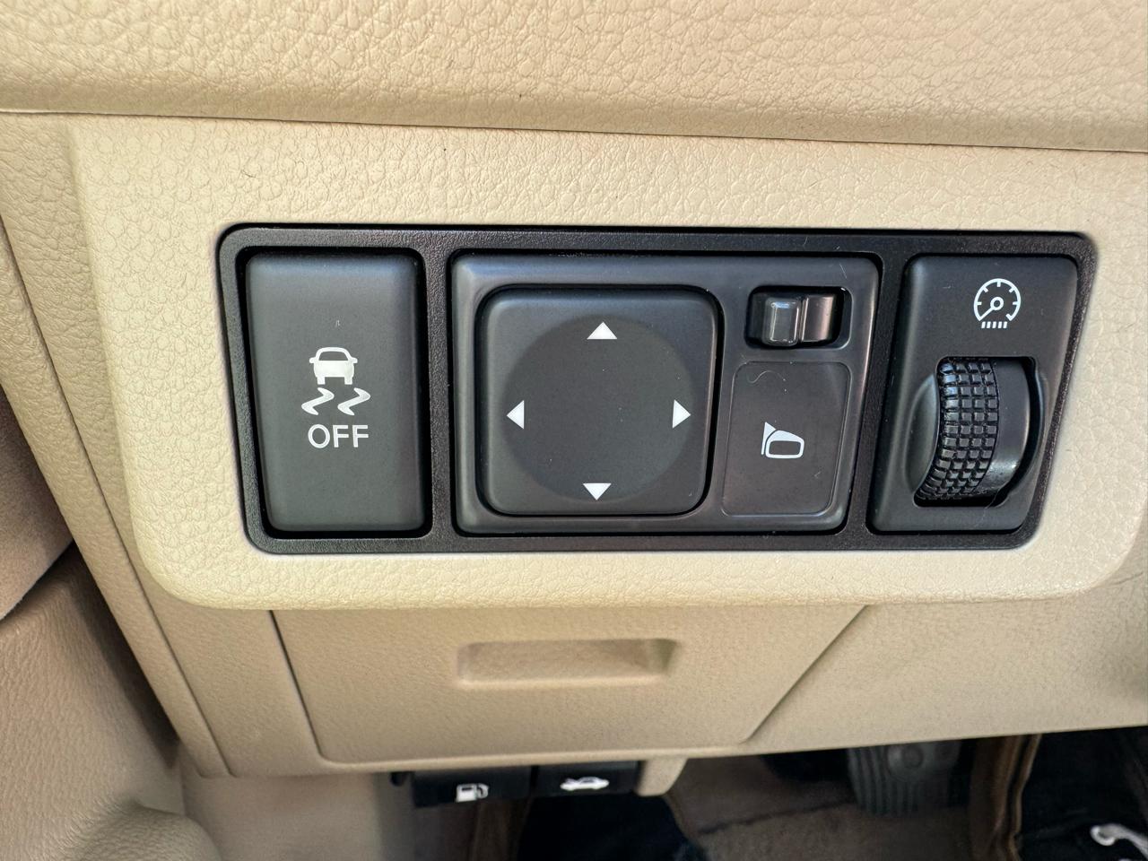 Nissan Versa 1.8 S Hatchback 2012