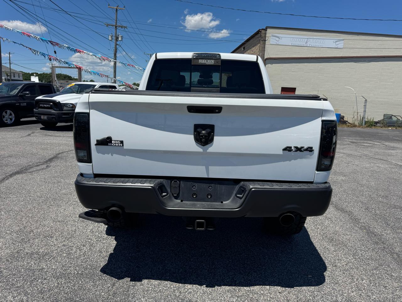 RAM 1500 4WD Crew Cab 140.5" Big Horn 2015