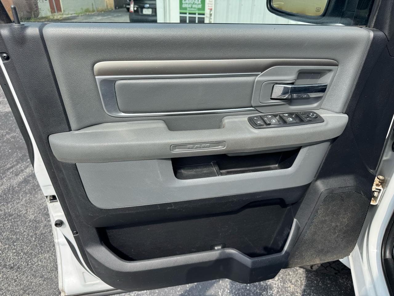 RAM 1500 4WD Crew Cab 140.5" Big Horn 2015