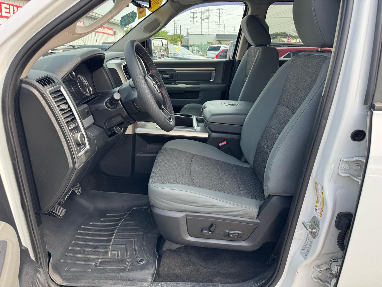 RAM 1500 4WD Crew Cab 140.5" Big Horn 2015