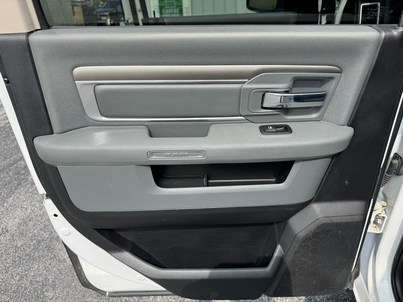 RAM 1500 4WD Crew Cab 140.5" Big Horn 2015