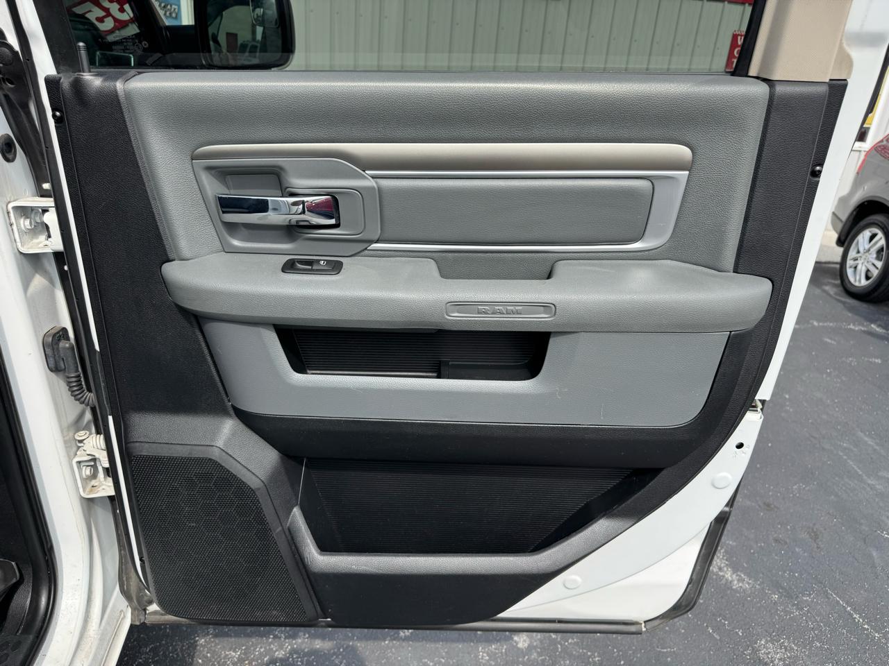 RAM 1500 4WD Crew Cab 140.5" Big Horn 2015