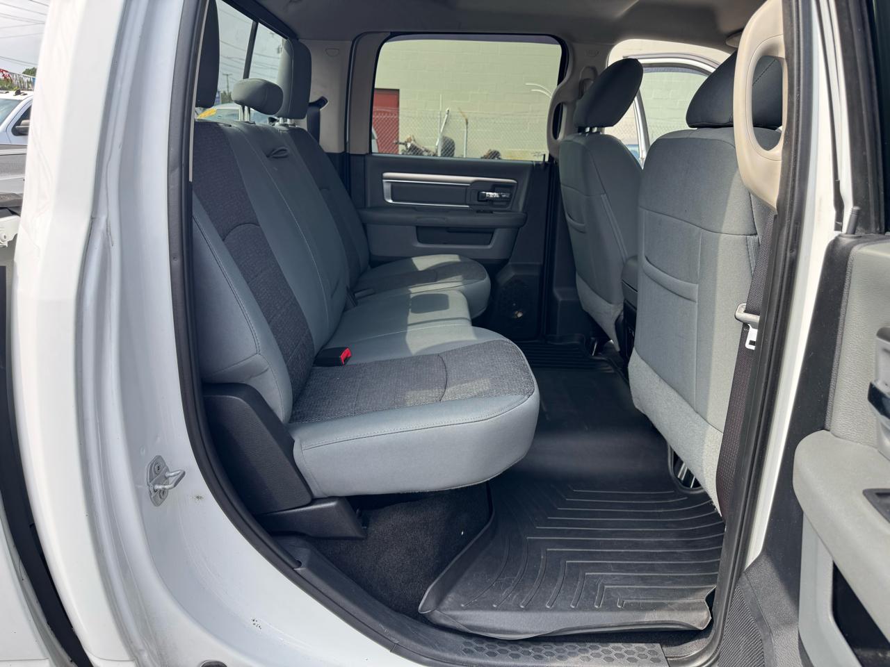 RAM 1500 4WD Crew Cab 140.5" Big Horn 2015