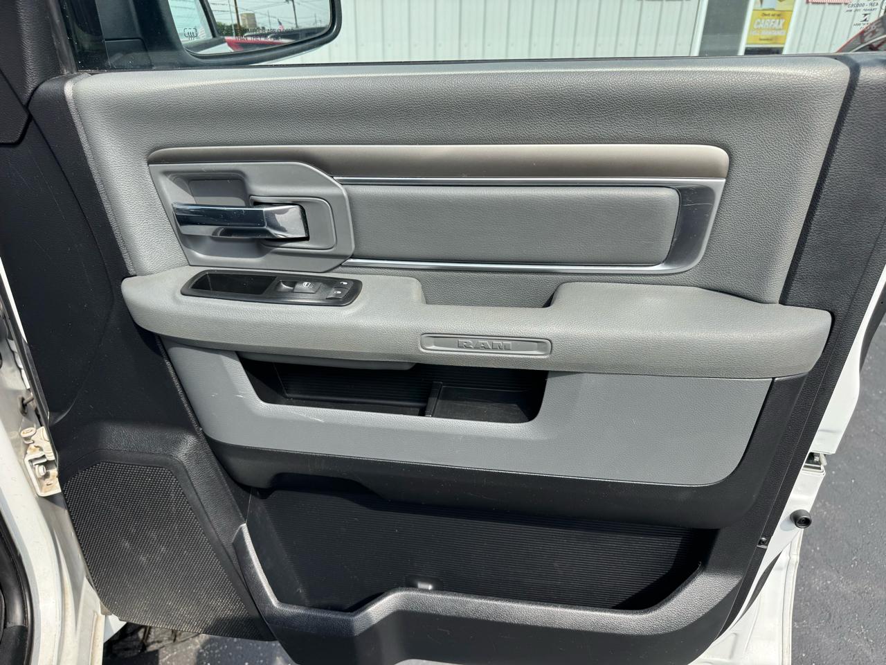 RAM 1500 4WD Crew Cab 140.5" Big Horn 2015