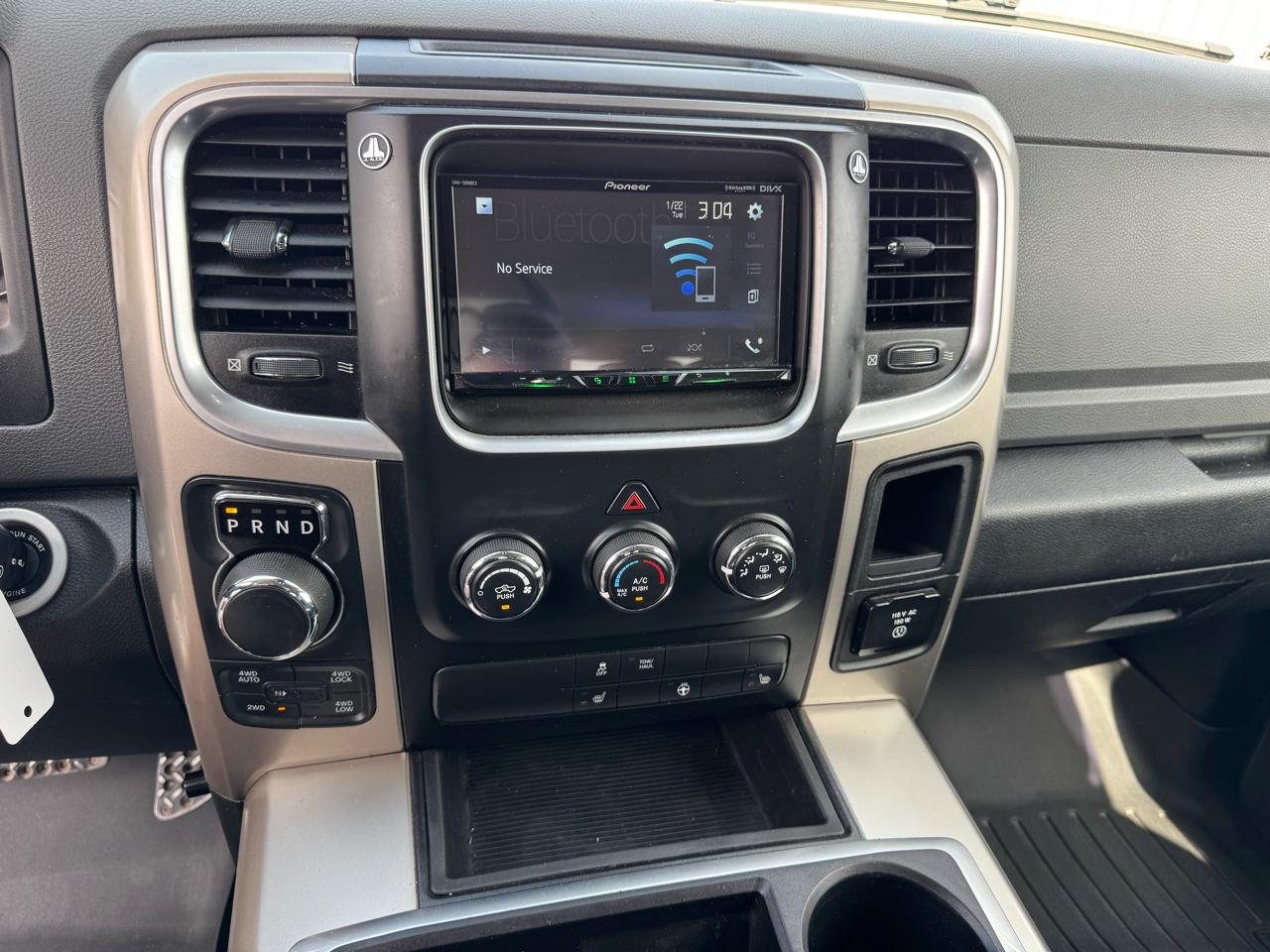RAM 1500 4WD Crew Cab 140.5" Big Horn 2015