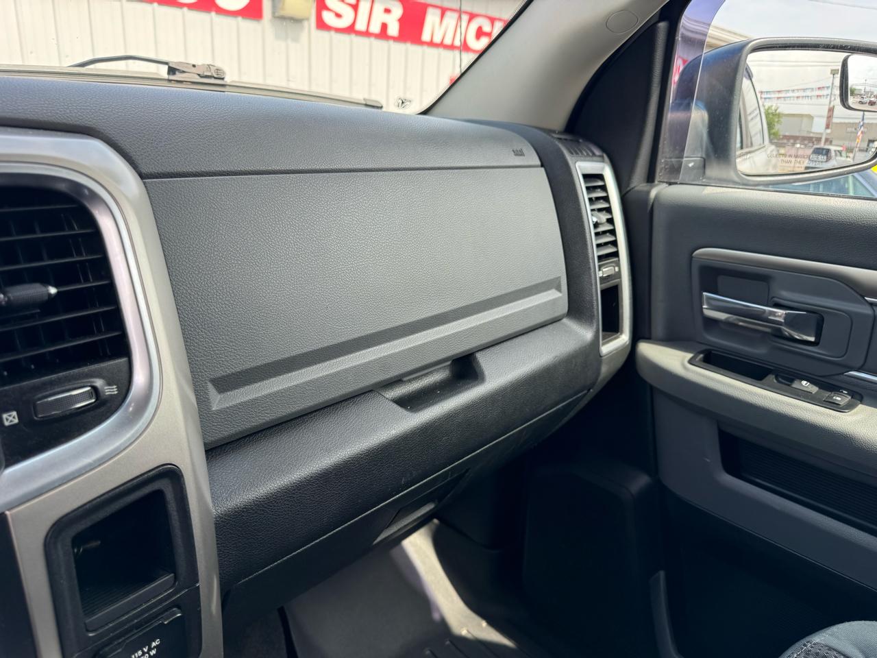 RAM 1500 4WD Crew Cab 140.5" Big Horn 2015