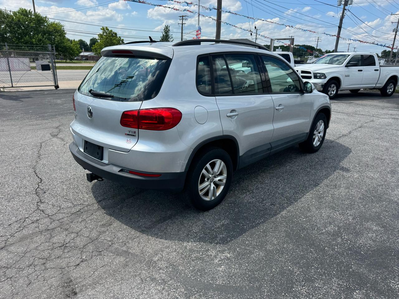 Volkswagen Tiguan S 2016
