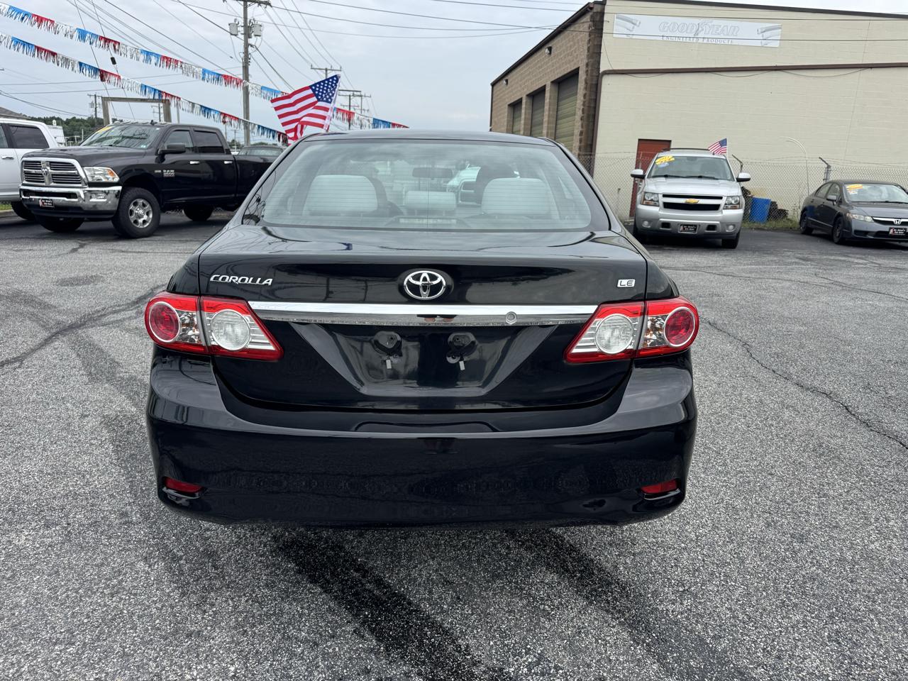 Toyota Corolla 4dr Sdn Auto LE (Natl) 2011