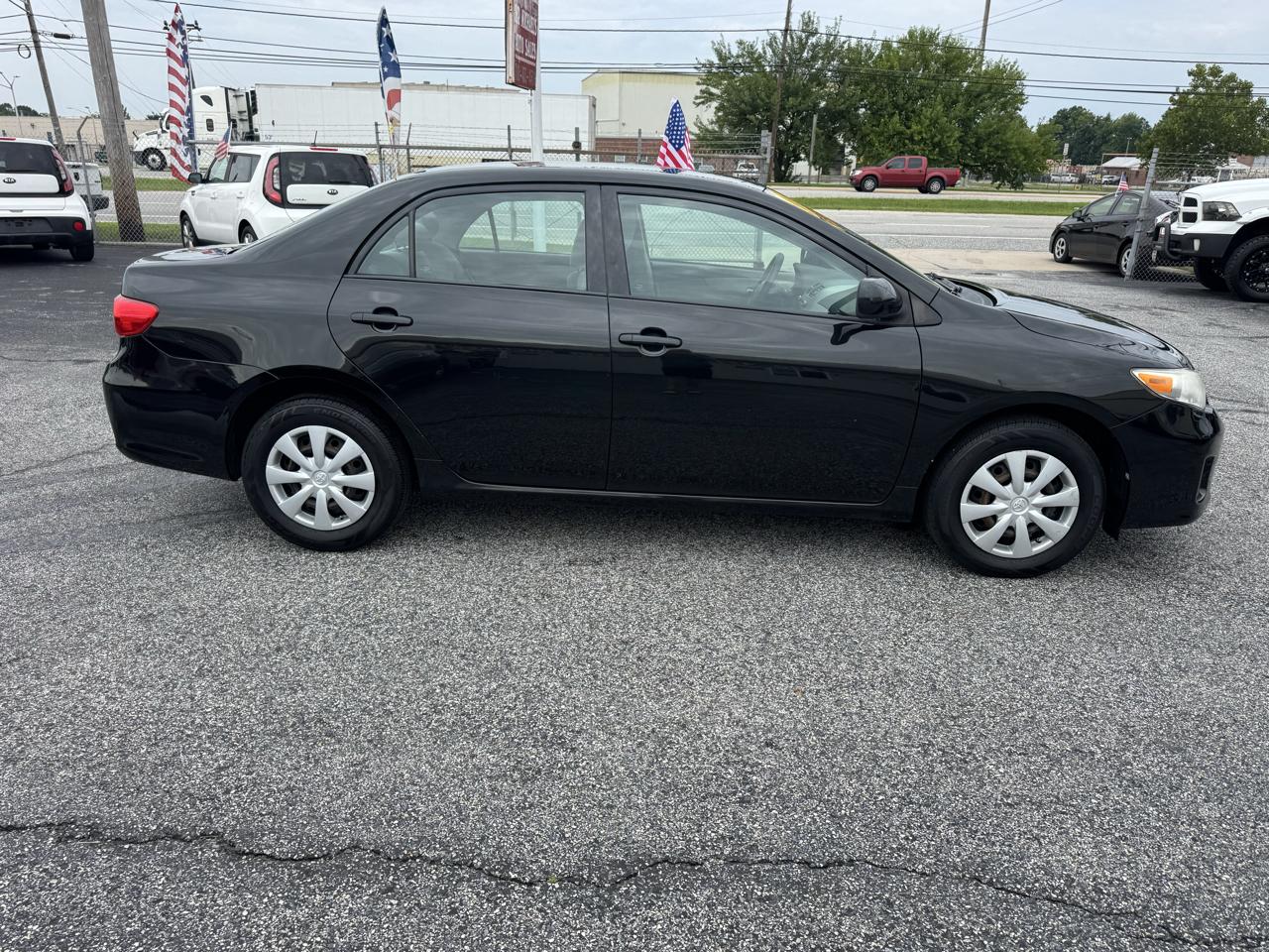 Toyota Corolla 4dr Sdn Auto LE (Natl) 2011