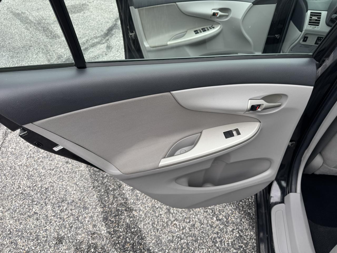 Toyota Corolla 4dr Sdn Auto LE (Natl) 2011