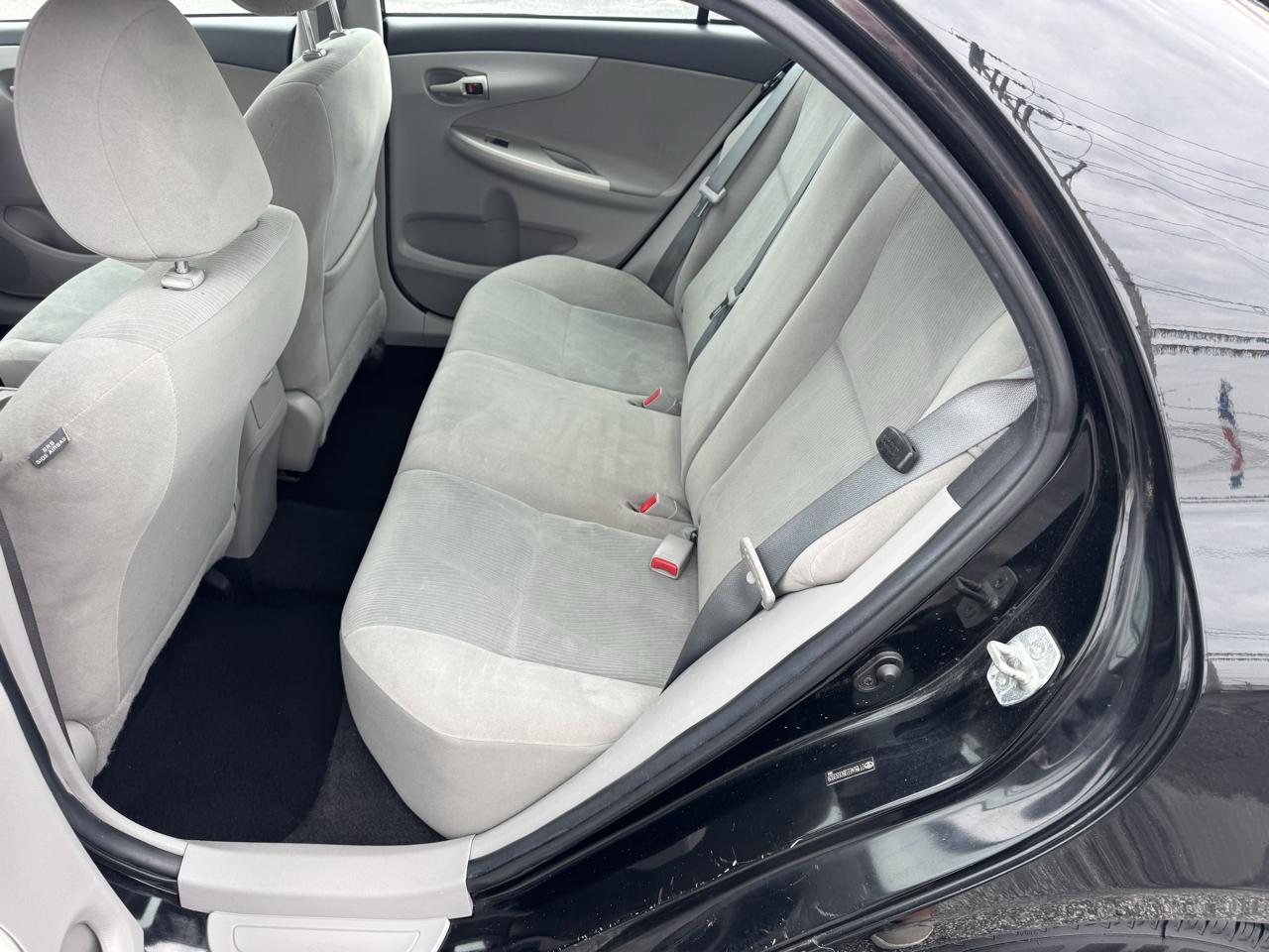 Toyota Corolla 4dr Sdn Auto LE (Natl) 2011