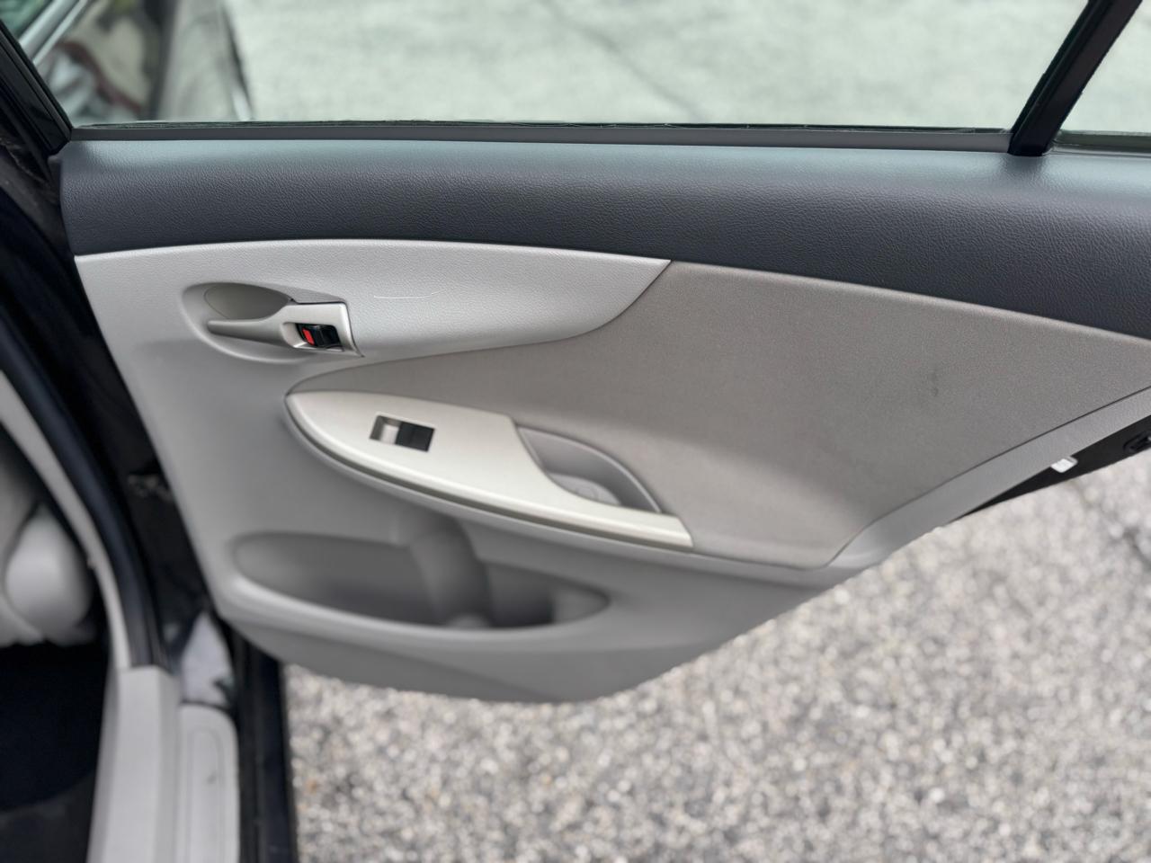 Toyota Corolla 4dr Sdn Auto LE (Natl) 2011