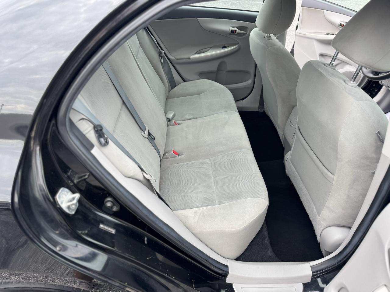 Toyota Corolla 4dr Sdn Auto LE (Natl) 2011