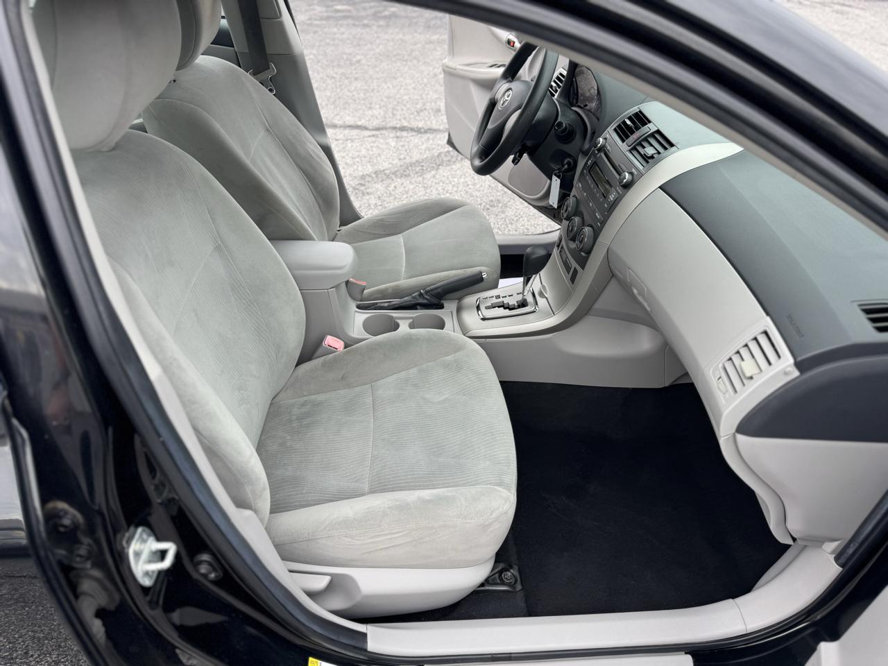 Toyota Corolla 4dr Sdn Auto LE (Natl) 2011