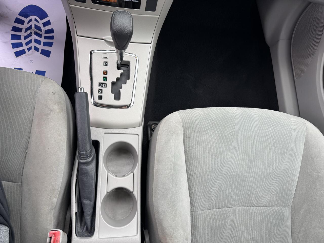 Toyota Corolla 4dr Sdn Auto LE (Natl) 2011