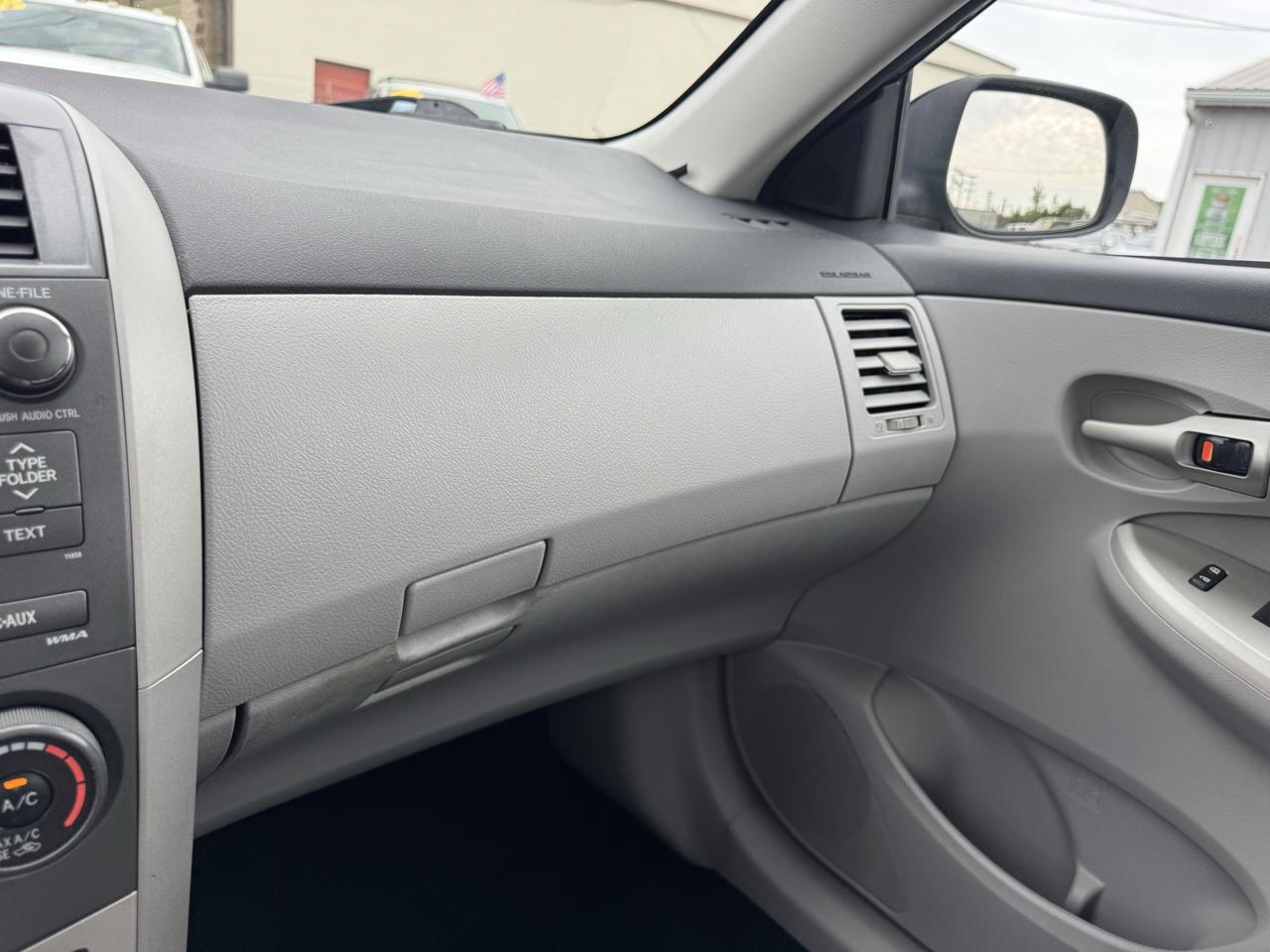Toyota Corolla 4dr Sdn Auto LE (Natl) 2011