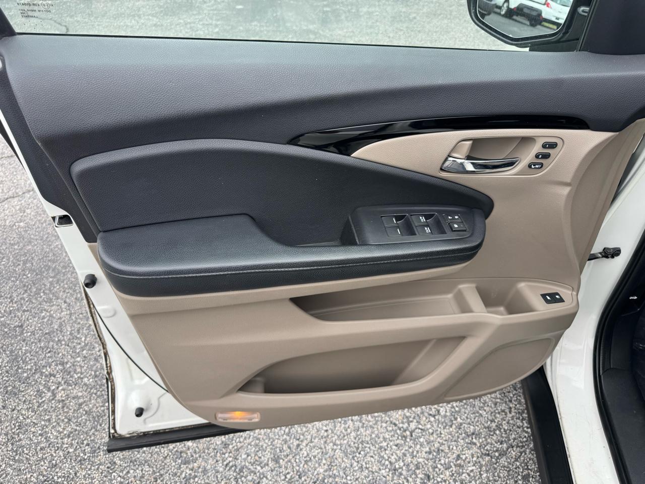 Honda Pilot 2WD 4dr Touring w/RES & Navi 2016