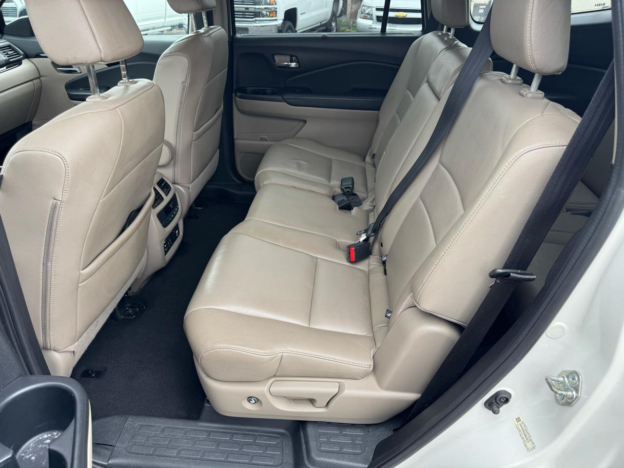 Honda Pilot 2WD 4dr Touring w/RES & Navi 2016