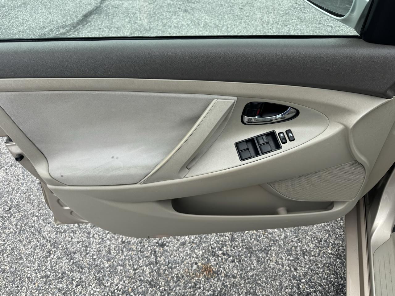 Toyota Camry 4dr Sdn I4 Auto LE (Natl) 2009