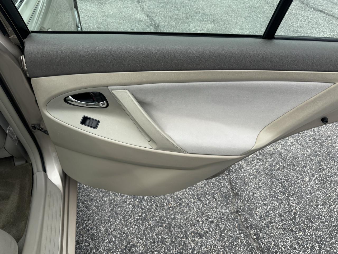 Toyota Camry 4dr Sdn I4 Auto LE (Natl) 2009