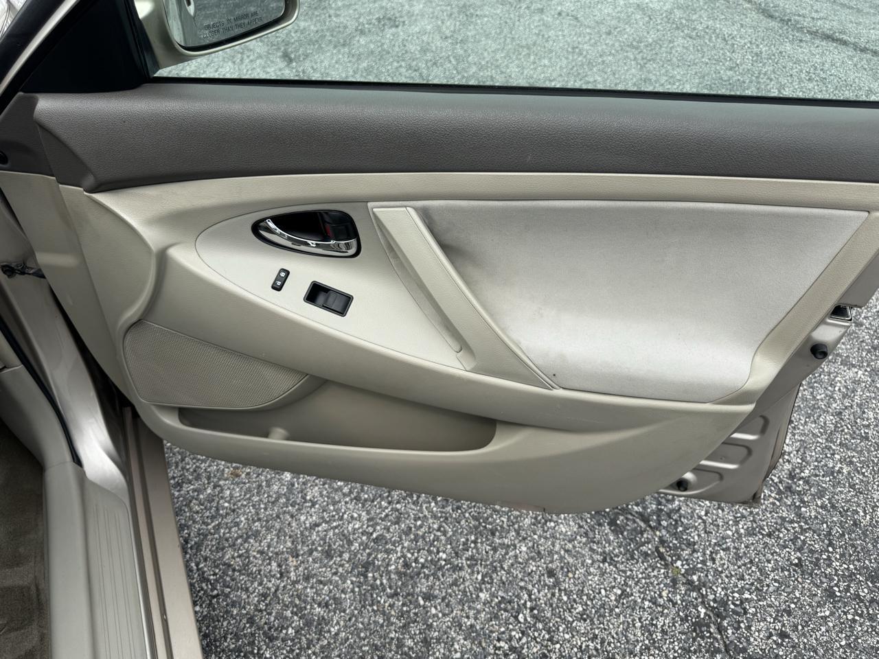 Toyota Camry 4dr Sdn I4 Auto LE (Natl) 2009