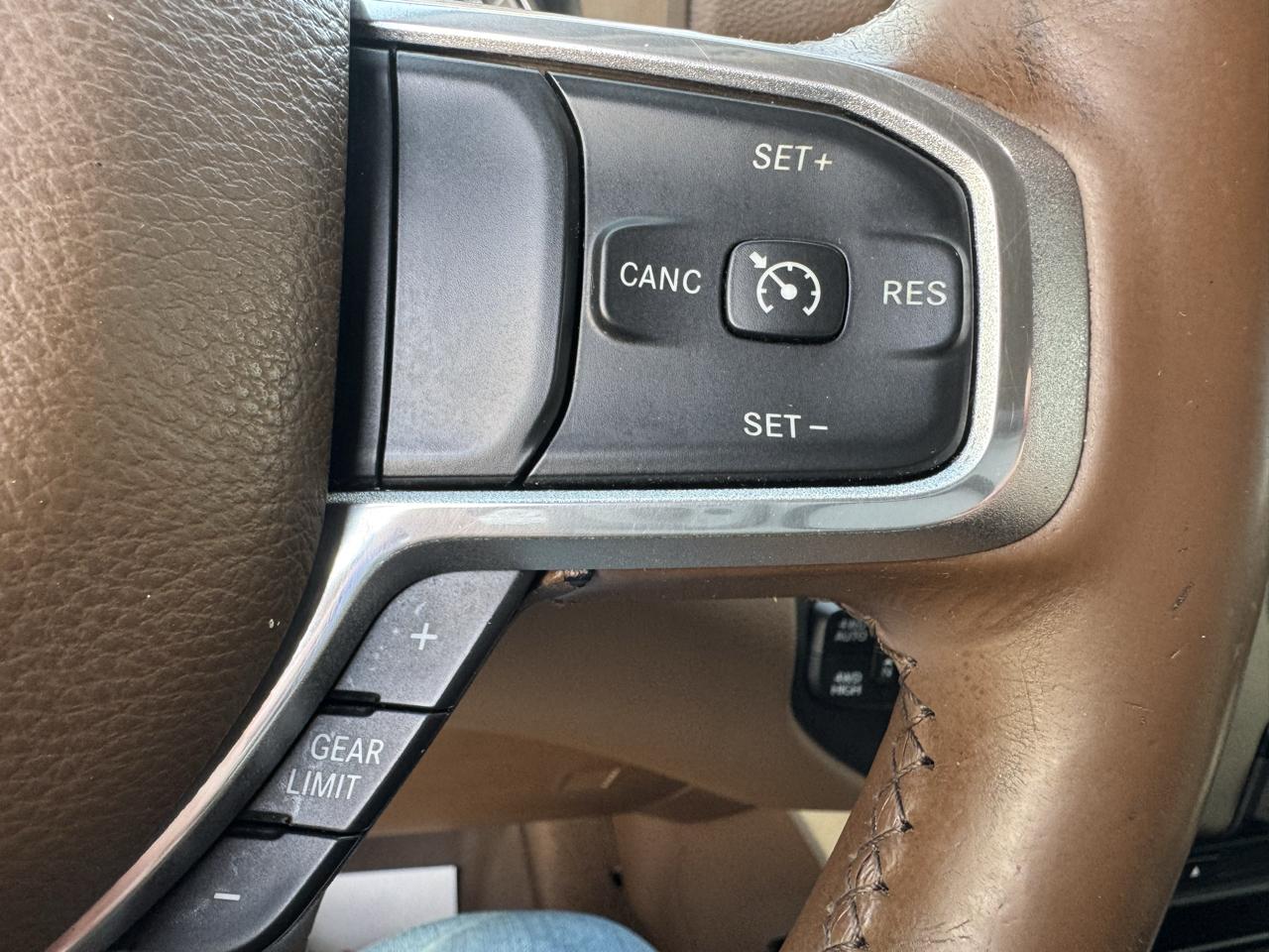 RAM 1500 Laramie 4x4 Crew Cab 6'4" Box 2019