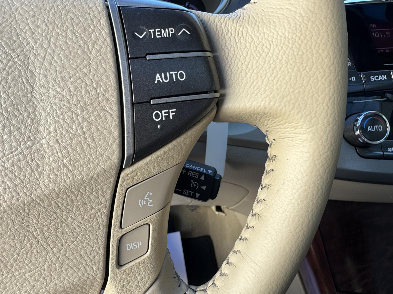 Toyota Avalon 4dr Sdn (Natl) 2011