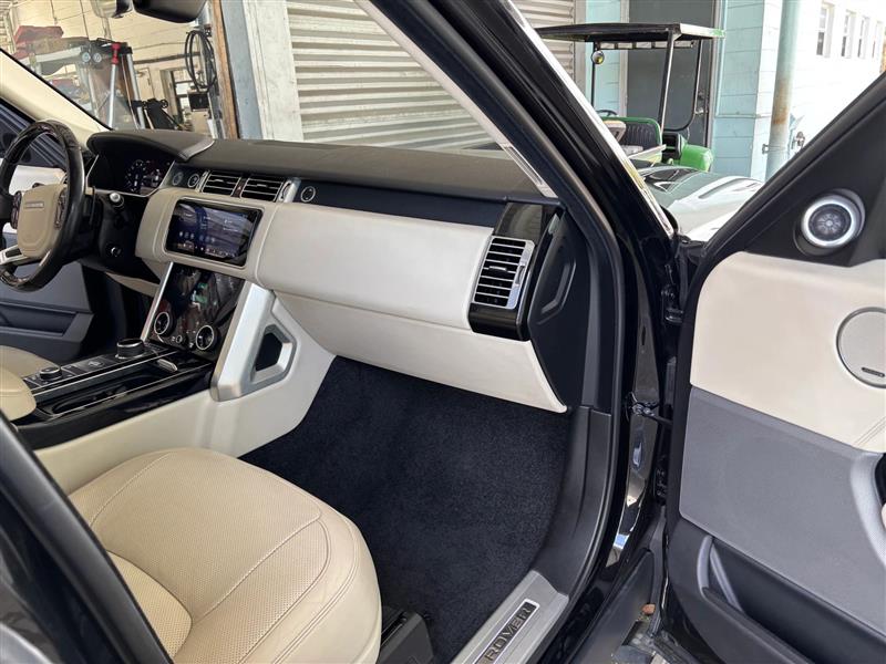 2020 Land Rover Range Rover HSE photo 9