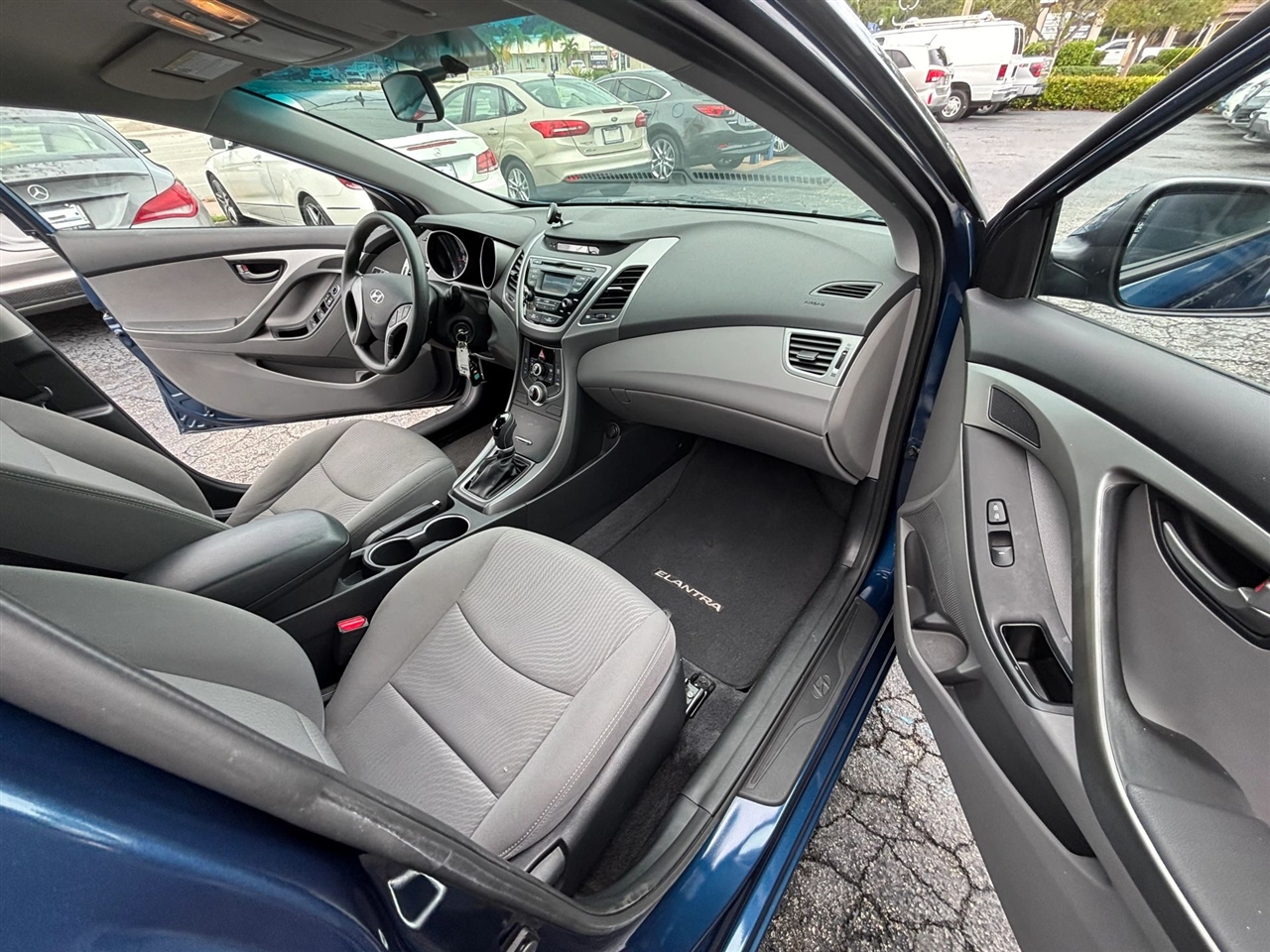Hyundai Elantra SE 6AT 2016