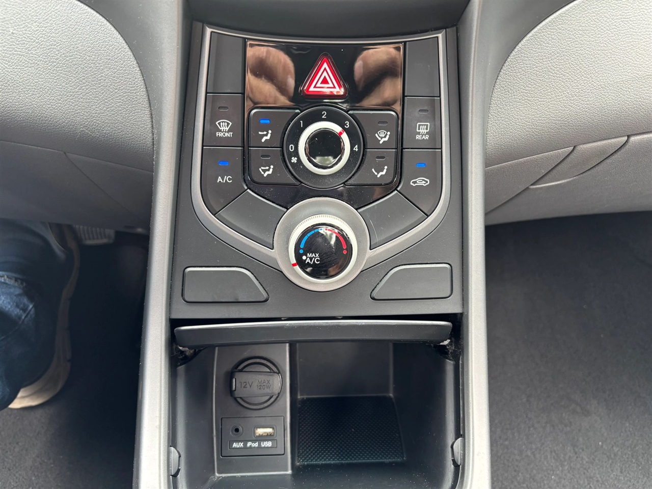 Hyundai Elantra SE 6AT 2016