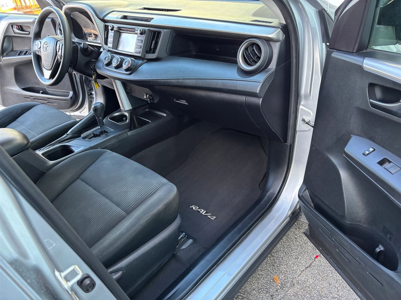 Toyota RAV4 LE FWD 2017