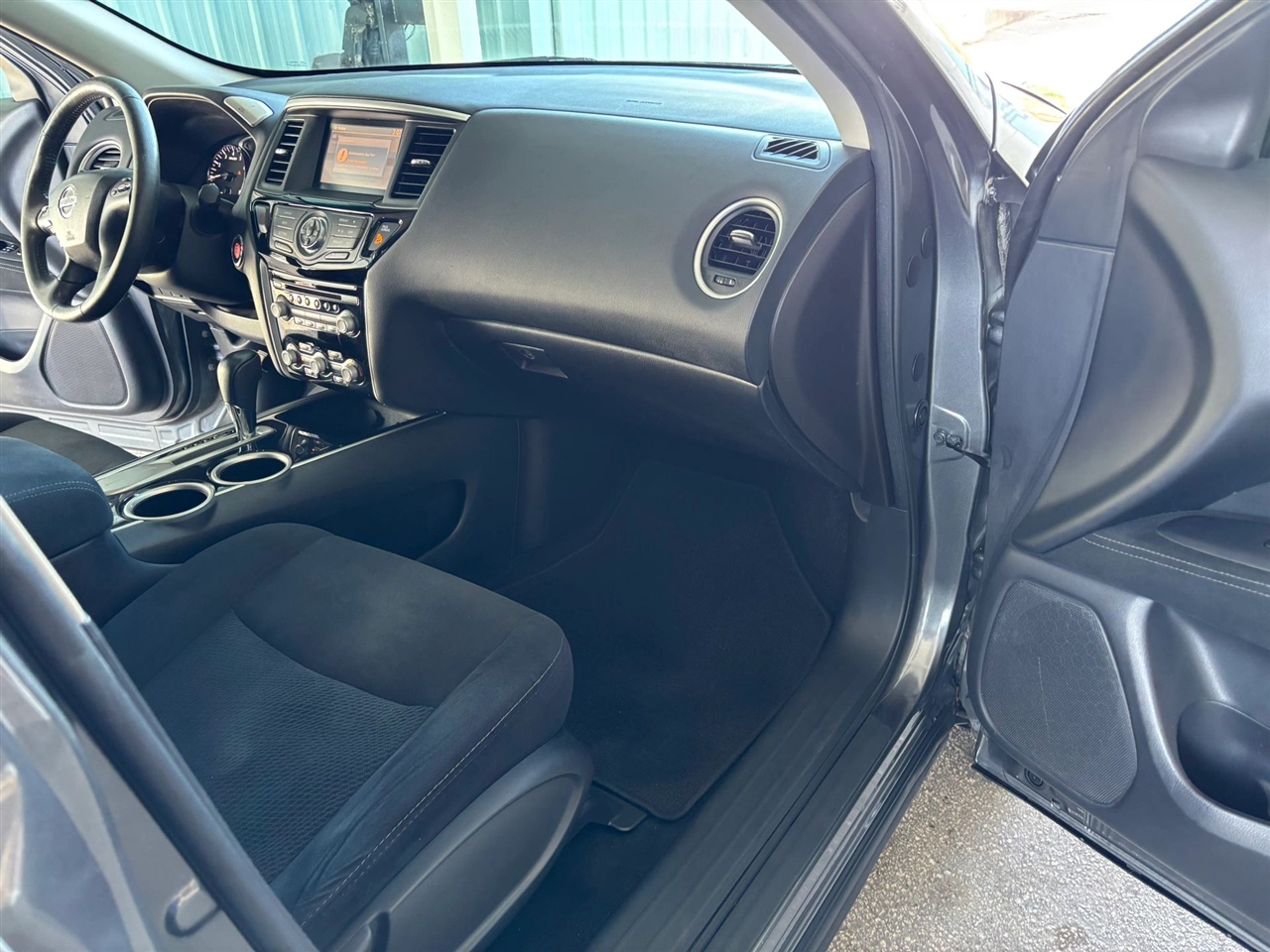 Nissan Pathfinder SV 2WD 2016