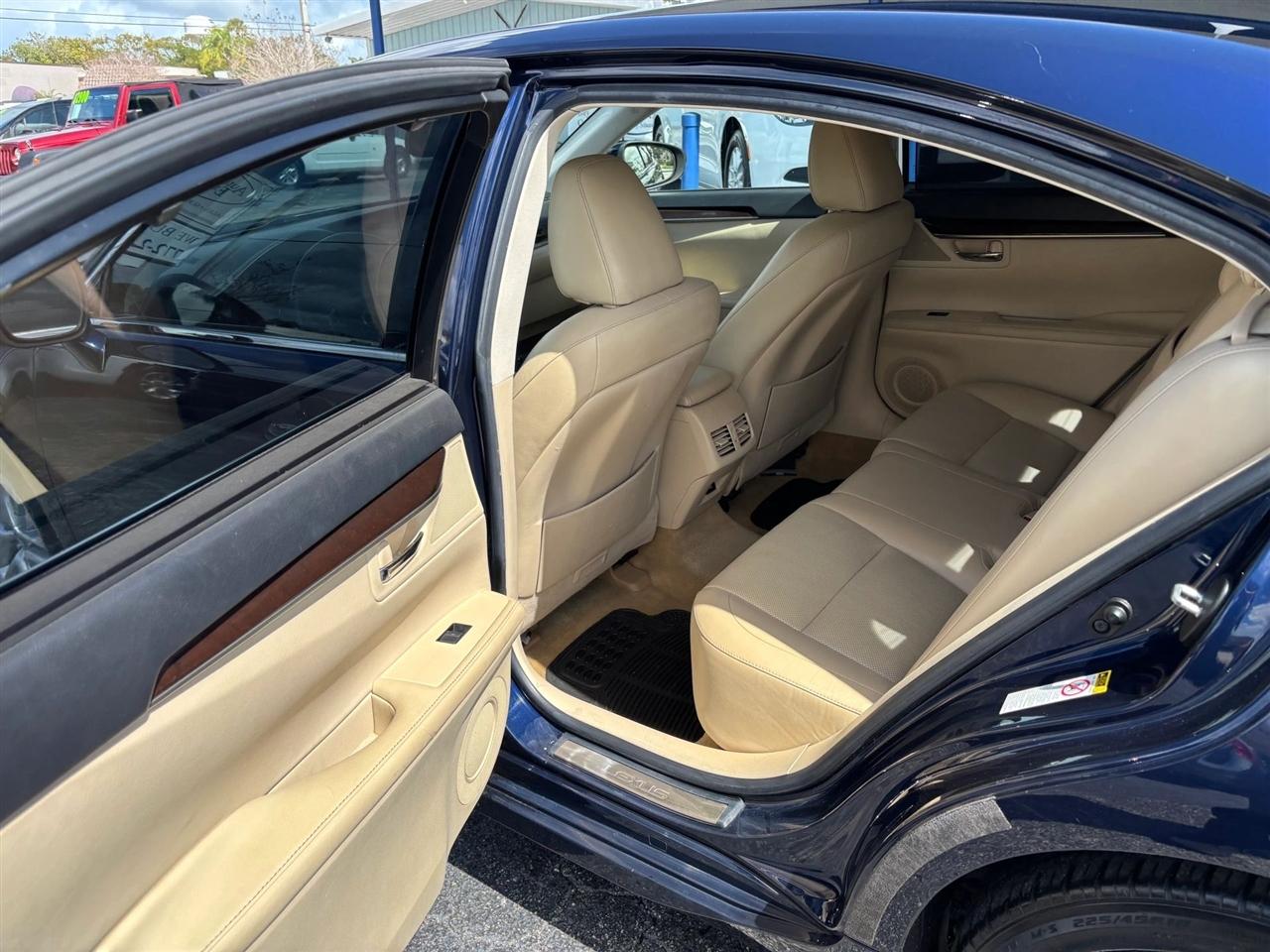 Lexus ES 350 Sedan 2013