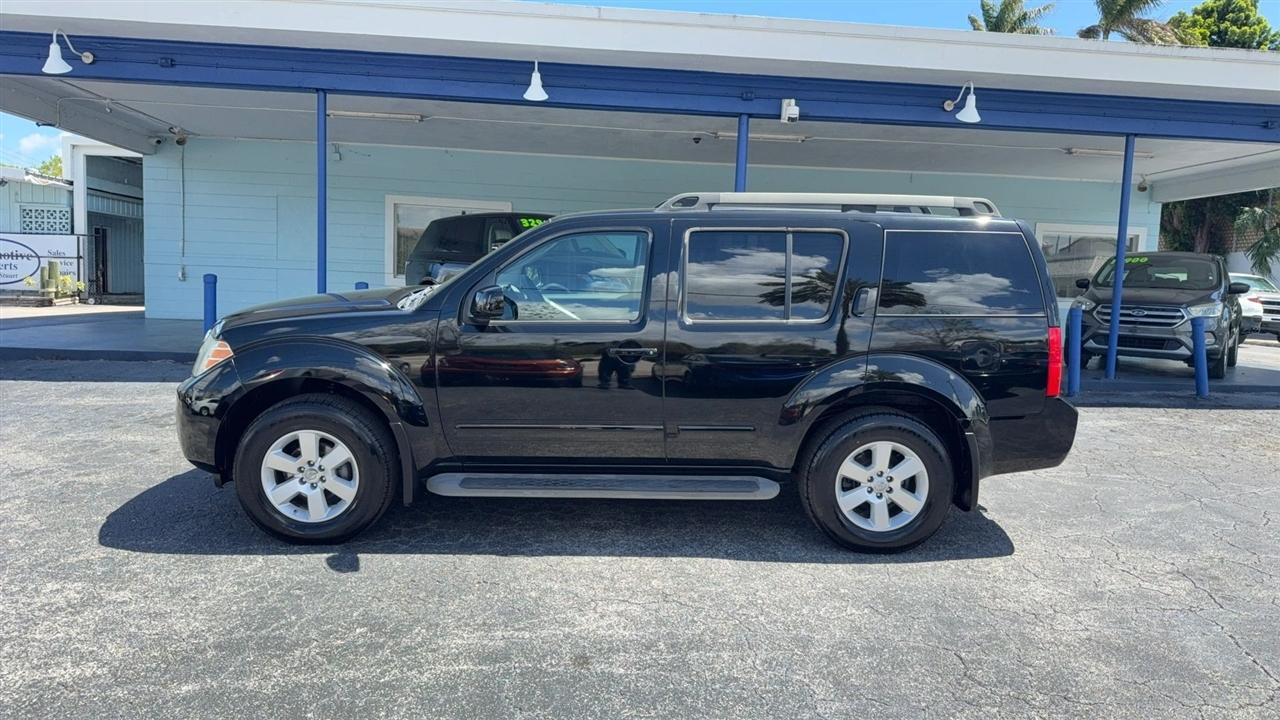 Nissan Pathfinder SE 4WD 2010