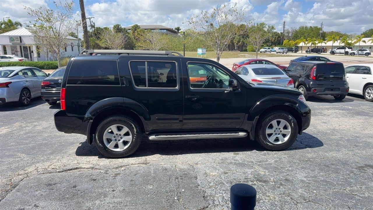 Nissan Pathfinder SE 4WD 2010