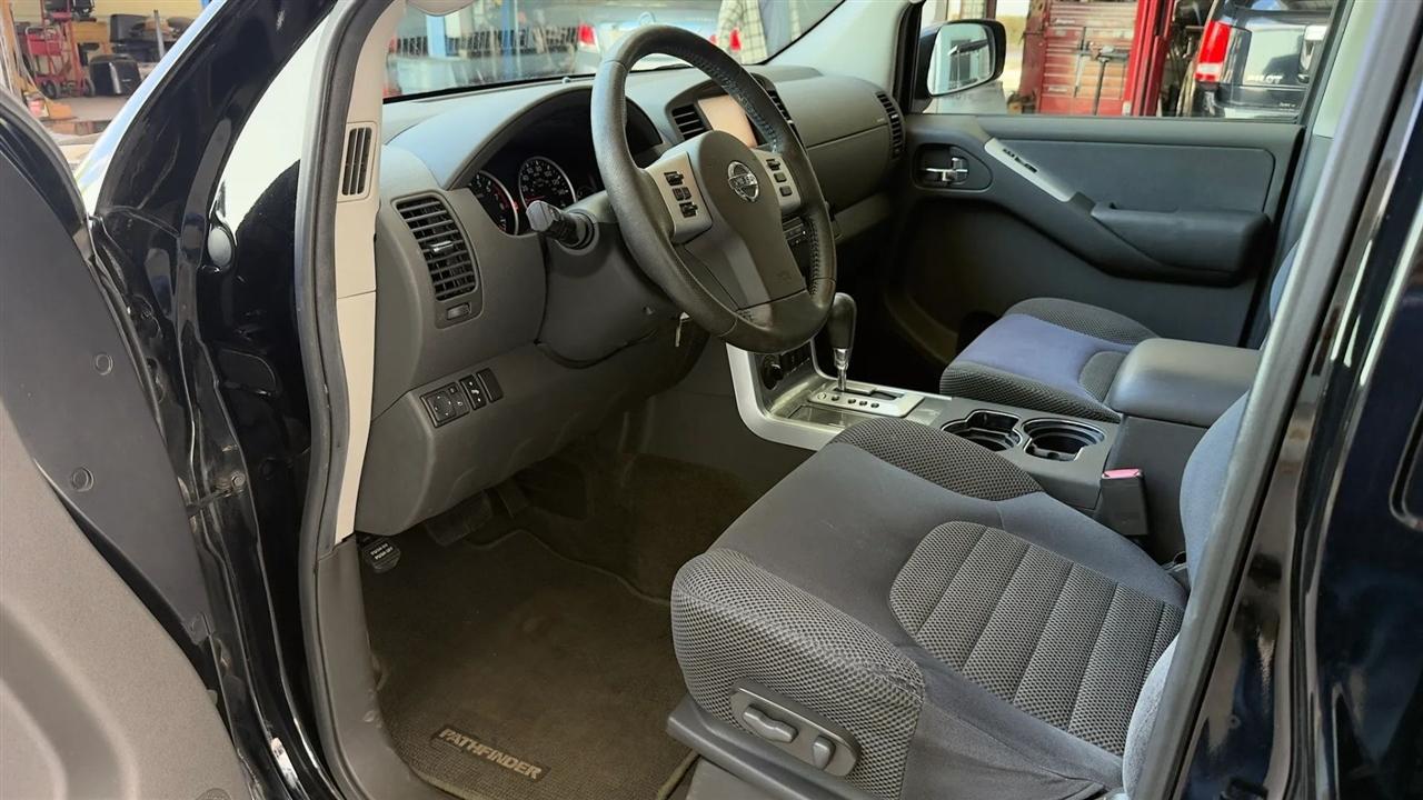 Nissan Pathfinder SE 4WD 2010