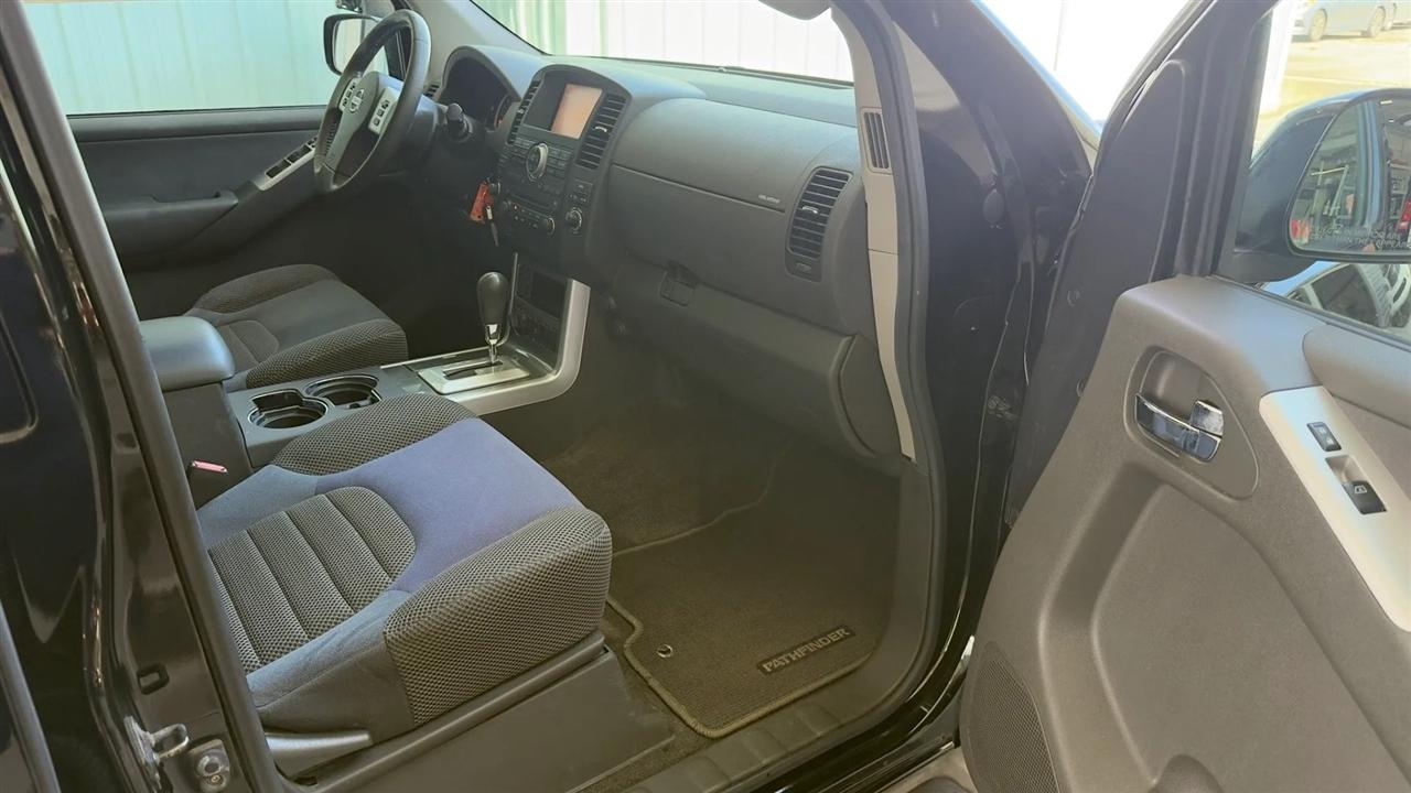 Nissan Pathfinder SE 4WD 2010