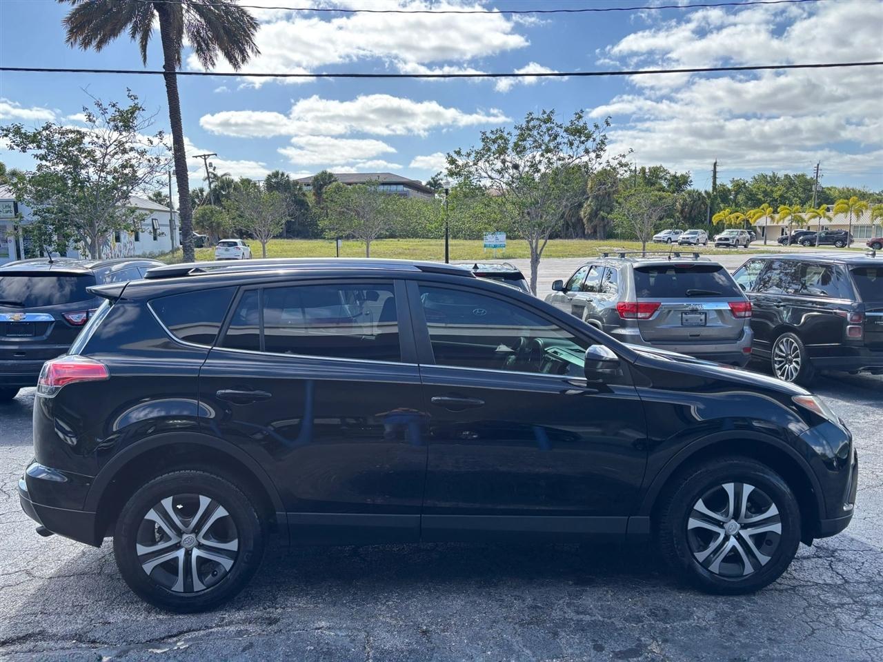 Toyota RAV4 LE FWD 2017