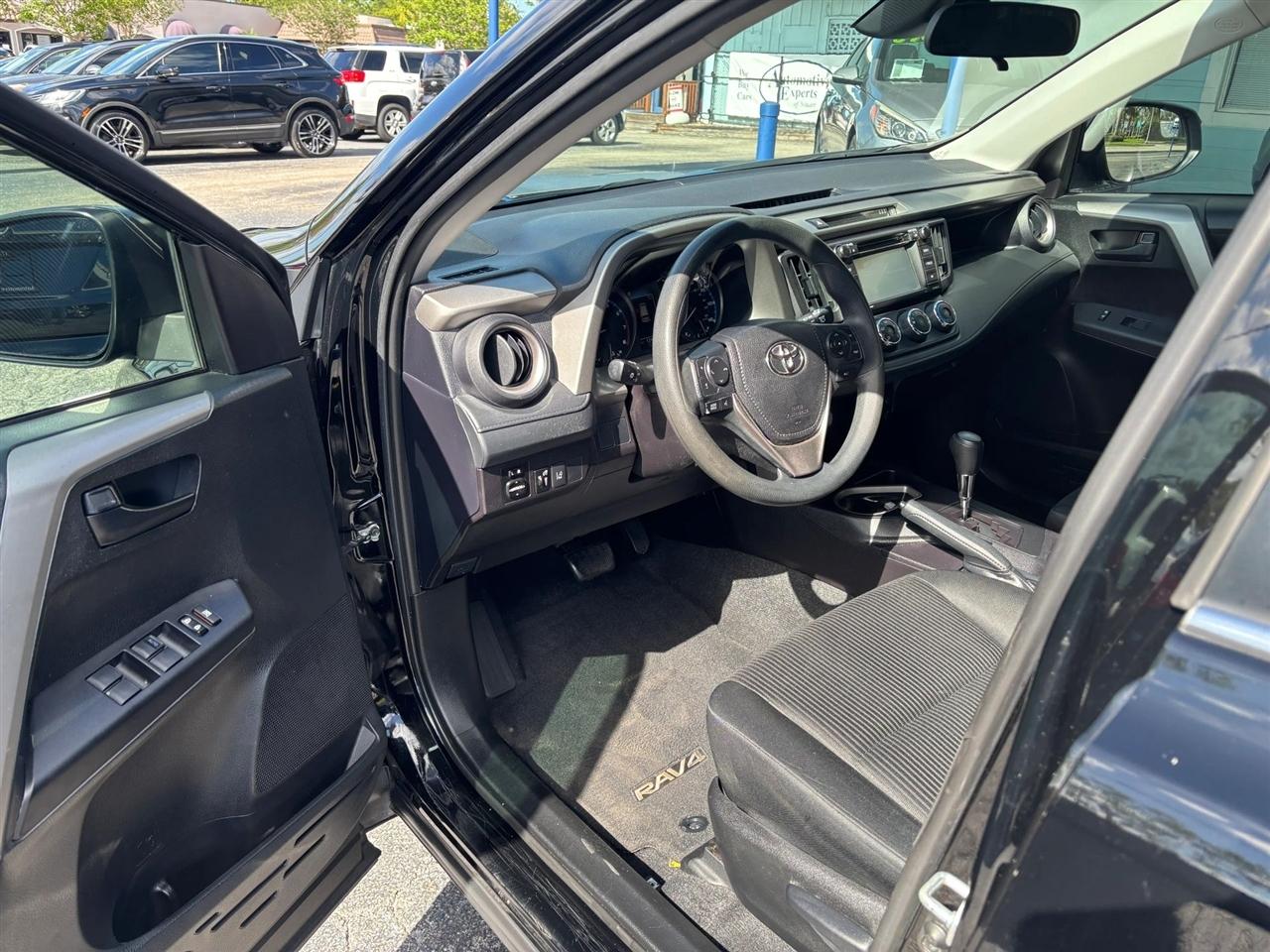 Toyota RAV4 LE FWD 2017