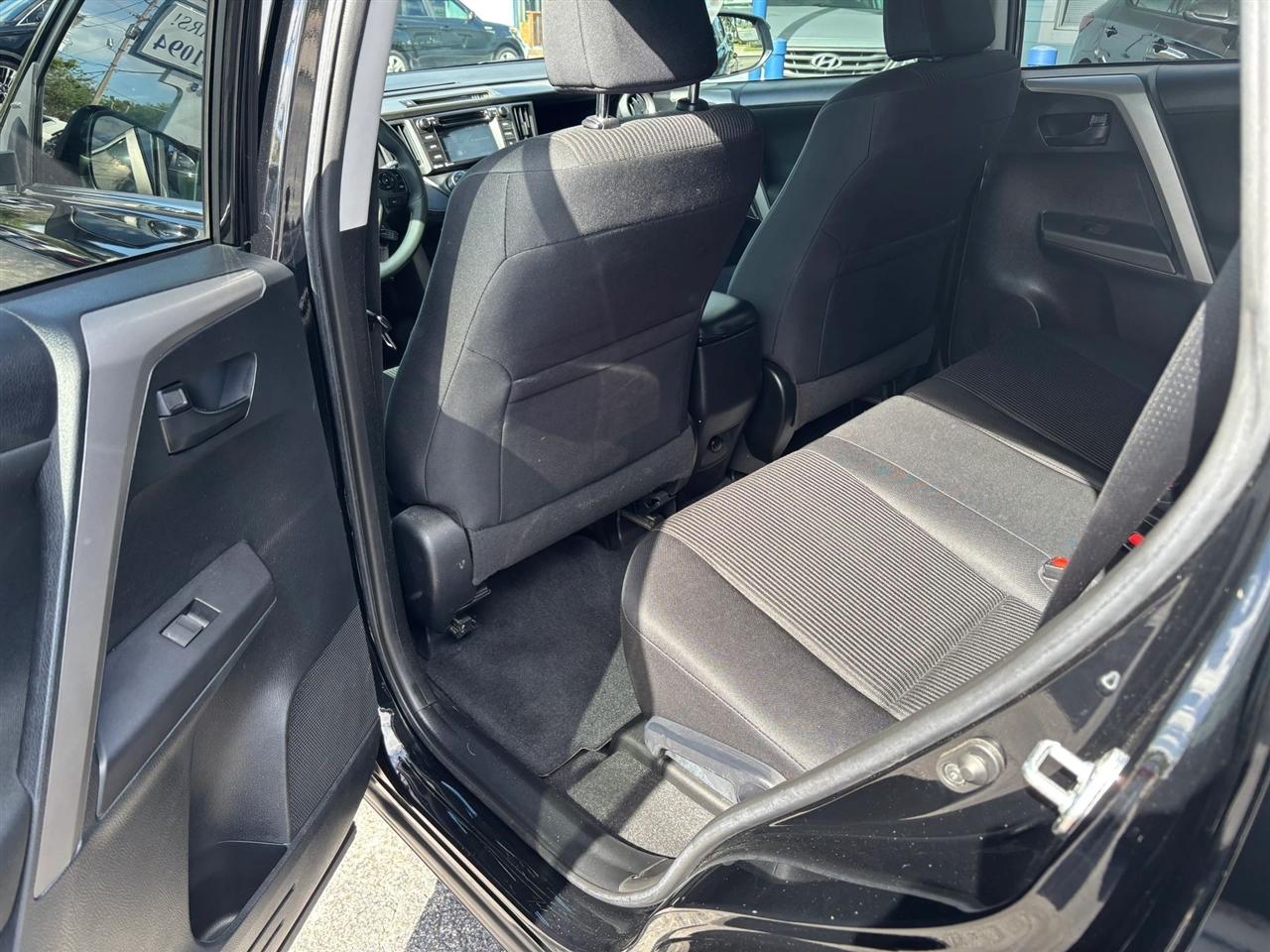 Toyota RAV4 LE FWD 2017