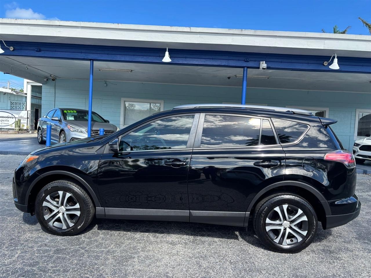 Toyota RAV4 LE FWD 2017