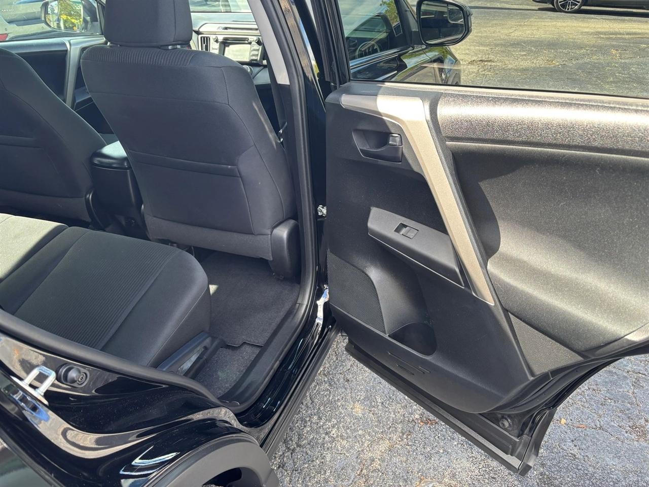 Toyota RAV4 LE FWD 2017