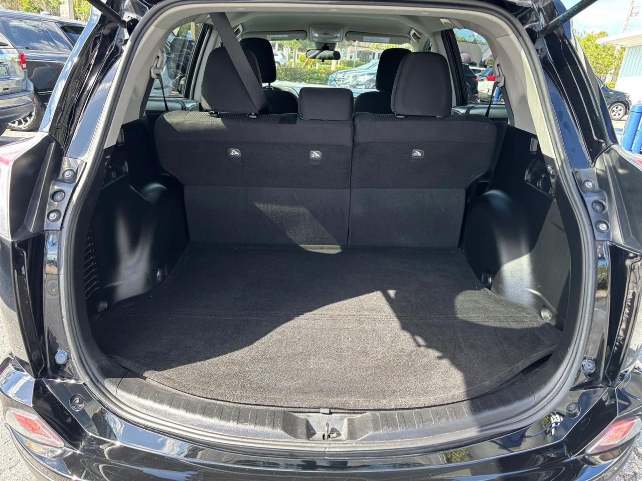 Toyota RAV4 LE FWD 2017