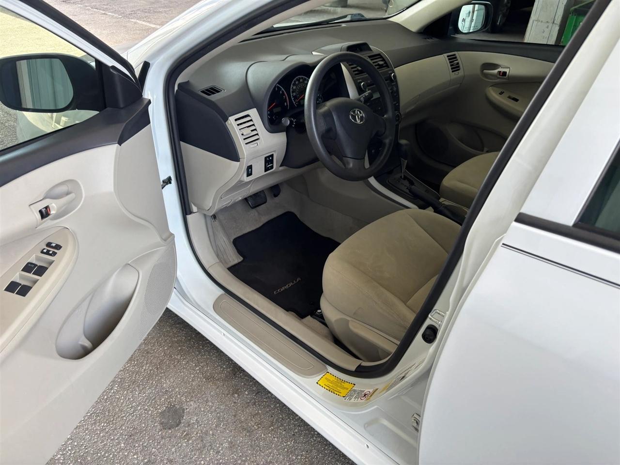 Toyota Corolla L 4-Speed AT 2013