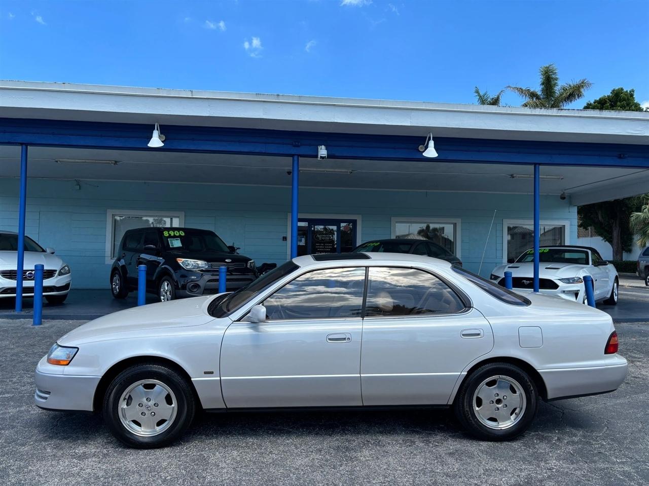 Lexus ES 300 Base 1996