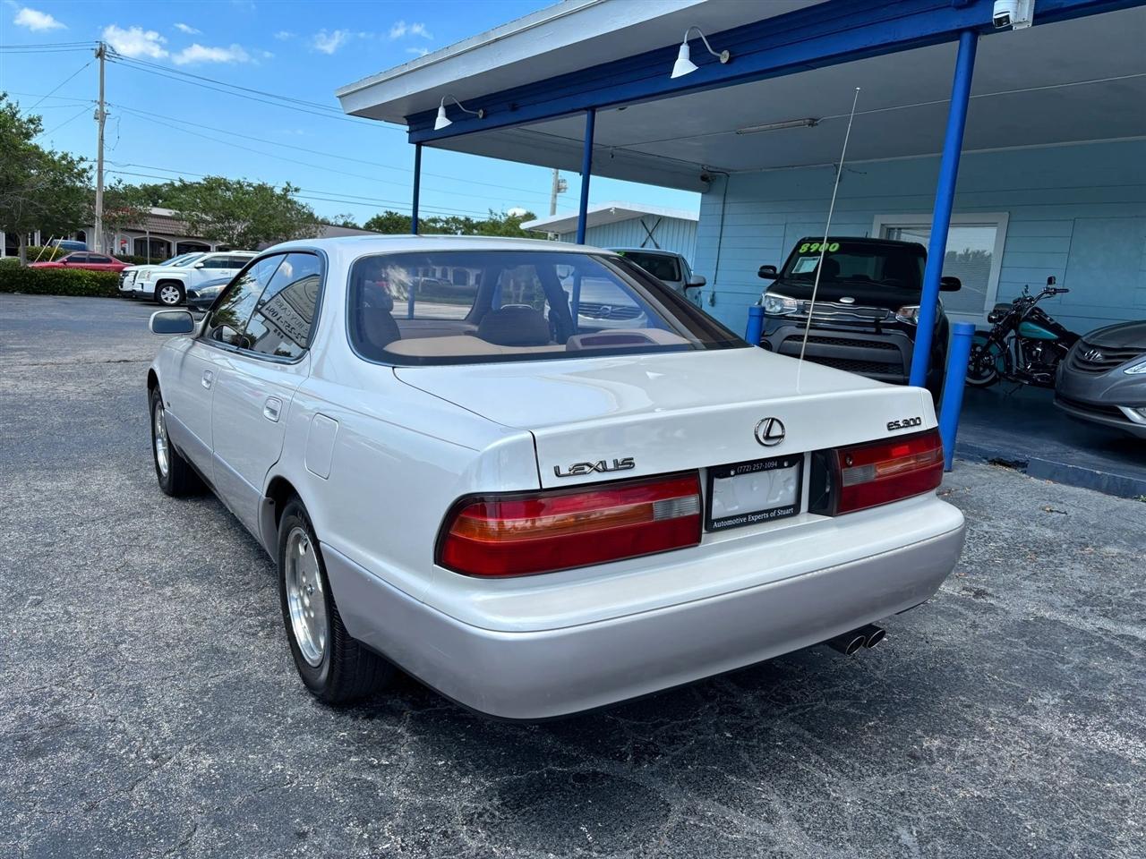 Lexus ES 300 Base 1996