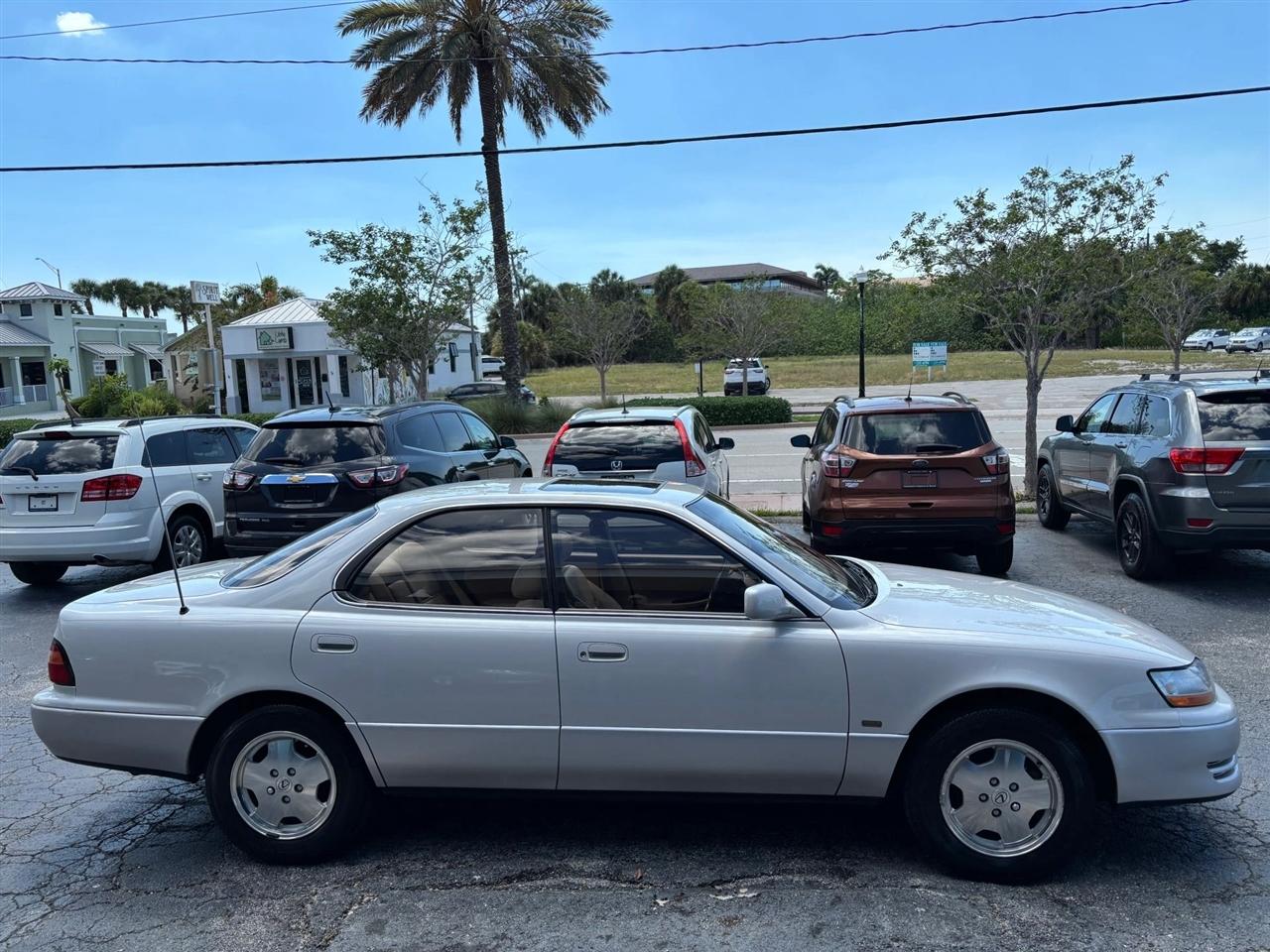 Lexus ES 300 Base 1996