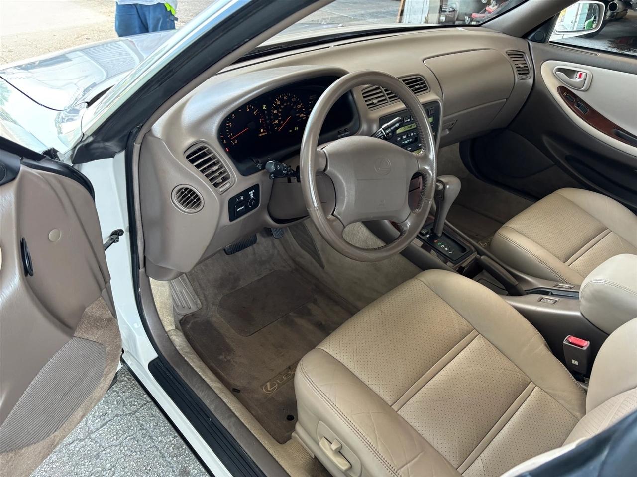 Lexus ES 300 Base 1996