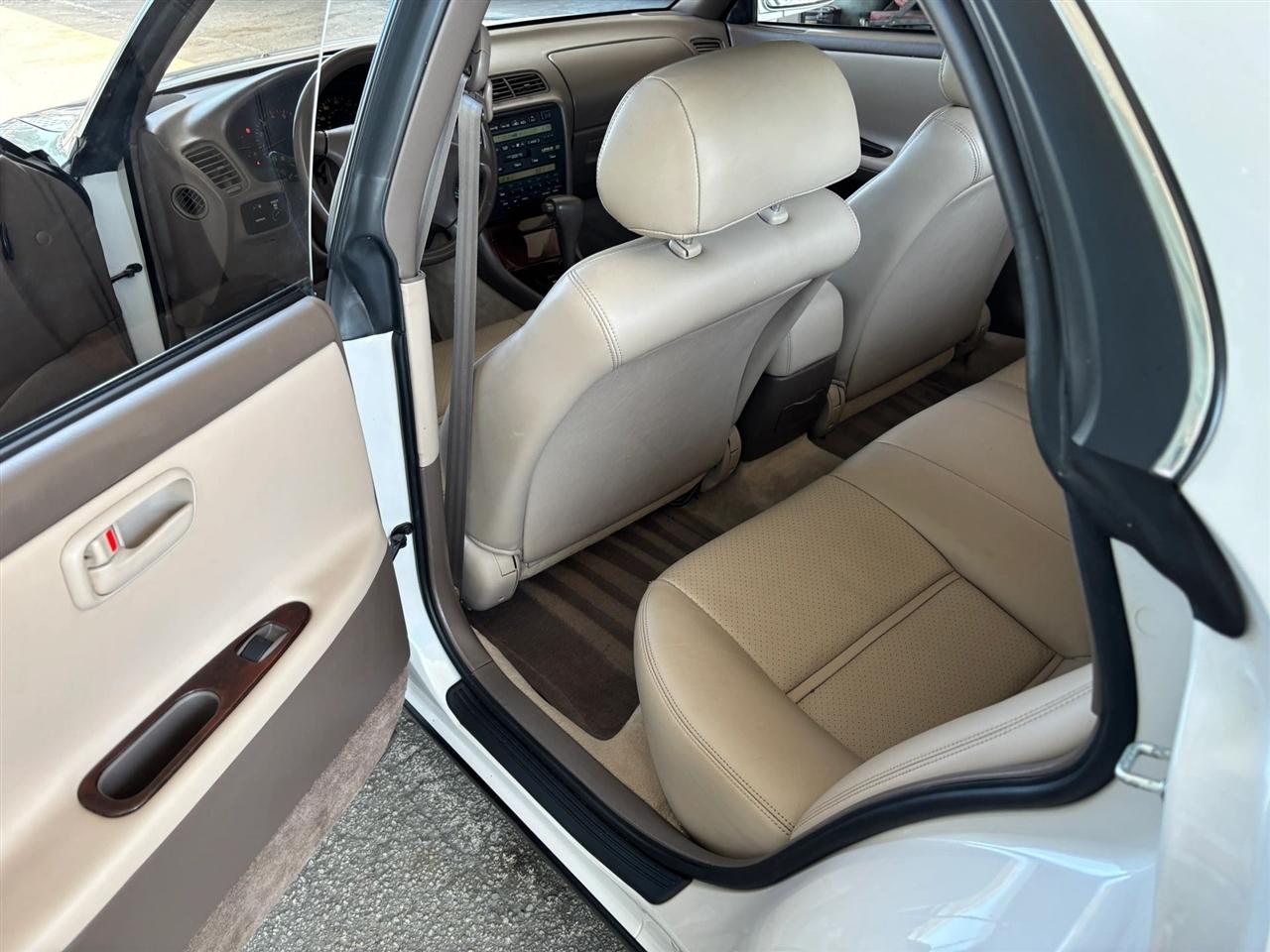 Lexus ES 300 Base 1996